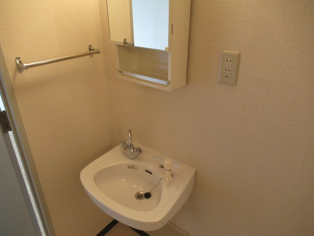 兵庫県公社　芦屋浜高層（若葉）２号棟の洗面所|洗濯用の給水プラグも洗面台にあります