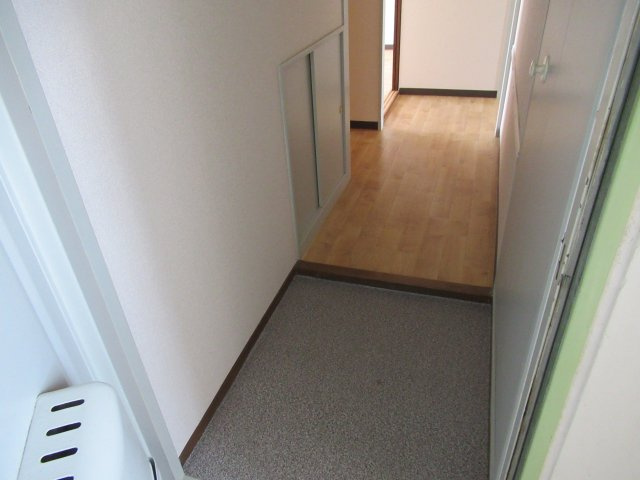 兵庫県公社　芦屋浜高層（若葉）２号棟の玄関|わかりにくいですが２ＬＤＫはげた箱があります。