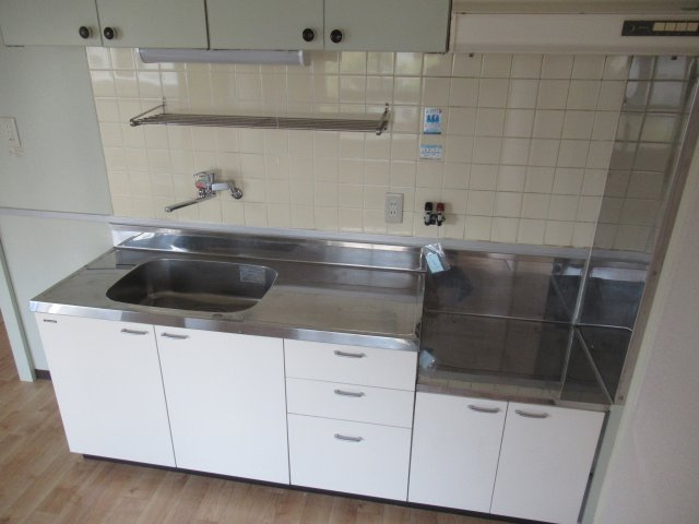 兵庫県公社　芦屋浜高層（高浜）１号棟のキッチン|コンパクトなキッチンで掃除もラクラク