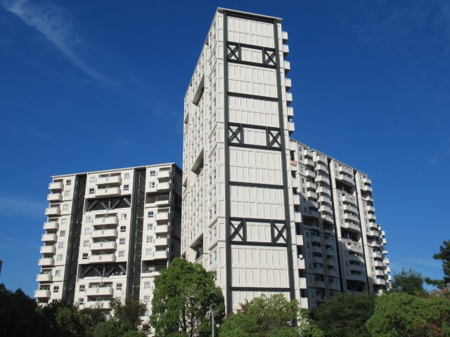 兵庫県公社　芦屋浜高層（高浜）１号棟の外観|グルメシティ芦屋浜店に隣接しています。