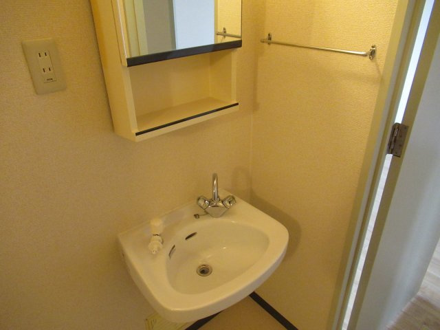 兵庫県公社　芦屋浜高層（高浜）１号棟の洗面所|明るい洗面所です