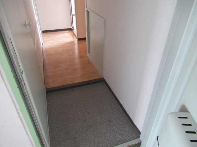 兵庫県公社　芦屋浜高層（高浜）１号棟の玄関|収納もある玄関です