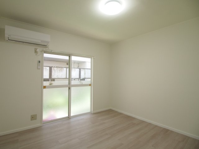 メゾネットスエヒロの居間・リビング|洋室、照明器具付。