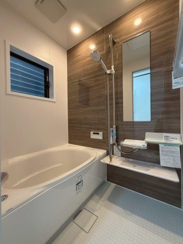 西ノ京南壺井町の浴室|【浴室】　２０２４年７月にリフォーム済みで水回りなど一式交換しております♪木目調浴室は一日の疲れを癒してくれる空間となっております。