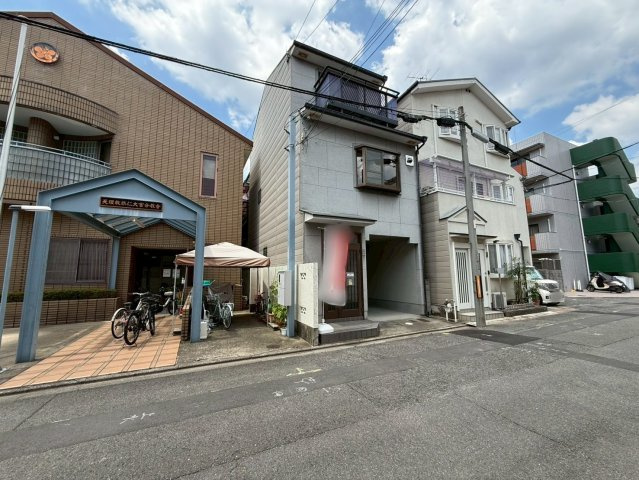 西ノ京南壺井町の前面道路含む現地写真|【現地外観】　前道東向き約５.９ｍなので、駐車が苦手な方でも可能です♪