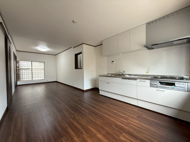 西ノ京南壺井町の居間・リビング|【リビング】　２０２４年７月にリフォーム済みで室内丁寧にお使いです。