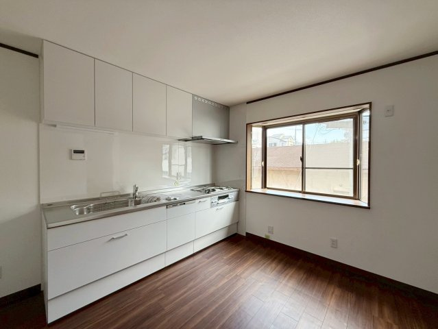 西ノ京南壺井町のキッチン|【キッチン】　キッチン横には大きな窓が付いているので、明るい日差しも差し込みますし、換気がしやすいですね！