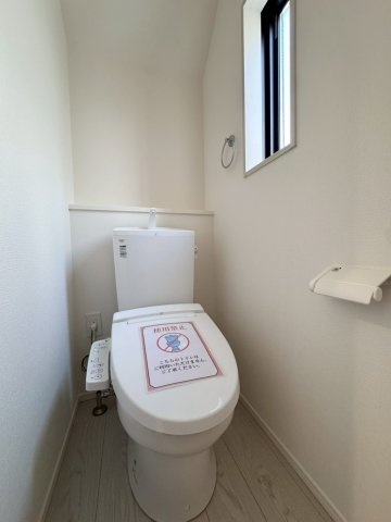 ーAdoble＋アドブル＋ー小倉南区下貫1丁目1期　【小倉南区　新築戸建て】のトイレ|１階トイレは窓もあり明るく開放的♪　【小倉南区　新築戸建て】