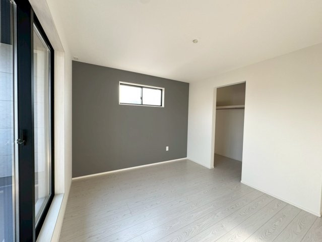 ーAdoble＋アドブル＋ー小倉南区下貫1丁目1期　【小倉南区　新築戸建て】の洋室|アクセントクロスがお洒落な7.2帖洋室♪【小倉南区　新築戸建て】