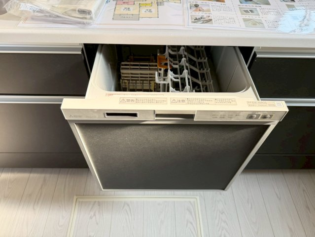 ーAdoble＋アドブル＋ー小倉南区下貫1丁目1期　【小倉南区　新築戸建て】のキッチン|後片付けもラクラクな食器洗乾燥機付　　【小倉南区　新築戸建て】