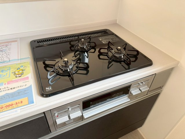 ーAdoble＋アドブル＋ー小倉南区下貫1丁目1期　【小倉南区　新築戸建て】のキッチン|3口ガスコンロのシステムキッチン♪　【小倉南区　新築戸建て】