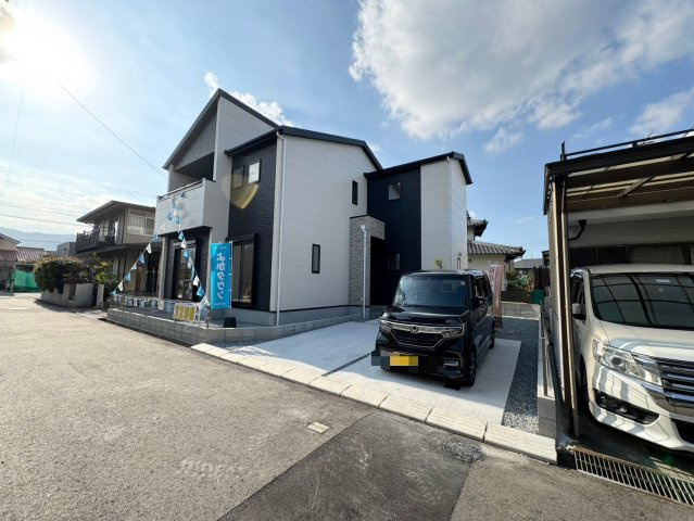 ーAdoble＋アドブル＋ー小倉南区下貫1丁目1期　【小倉南区　新築戸建て】の駐車場|駐車スペースは並列2台可能♪車種によっては3台可能♪　【小倉南区　新築戸建て】