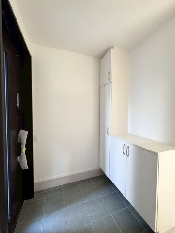 ーAdoble＋アドブル＋ー小倉南区下貫1丁目1期　【小倉南区　新築戸建て】の玄関|シューズボックス完備の白を基調とした明るい玄関【小倉南区　新築戸建て】