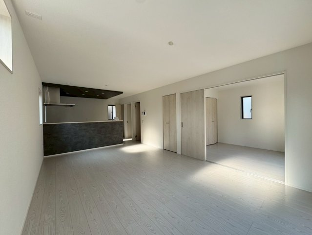 ーAdoble＋アドブル＋ー小倉南区下貫1丁目1期　【小倉南区　新築戸建て】の居間・リビング|LDK全体が明るく開放的な空間♪　【小倉南区　新築戸建て】