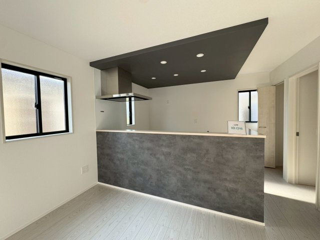 ーAdoble＋アドブル＋ー小倉南区下貫1丁目1期　【小倉南区　新築戸建て】のキッチン|対面式キッチンで、料理をしながら家族との会話を楽しめます。　【小倉南区　新築戸建て】