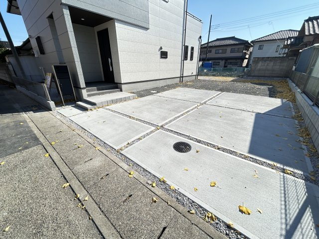 新築　前橋市上小出町3期　1号棟の駐車場|現地写真　駐車スペースは建物西側に並列2台分可能です！