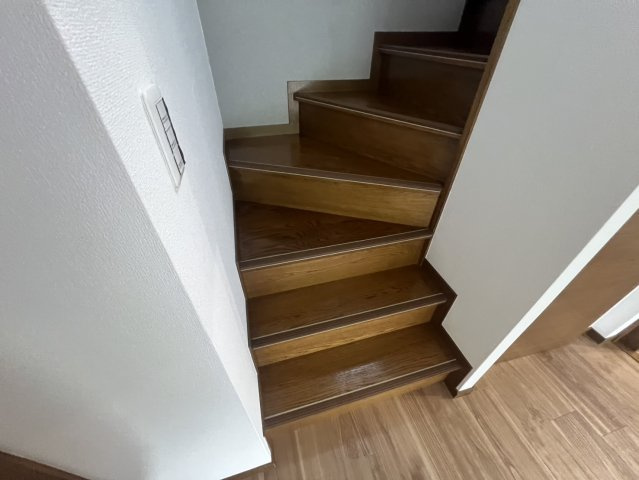 清滝中町中古戸建の内装|２階へと続く階段です。
