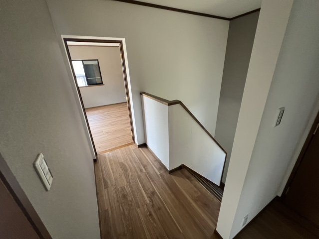 清滝中町中古戸建の内装|2階部分のホールです。