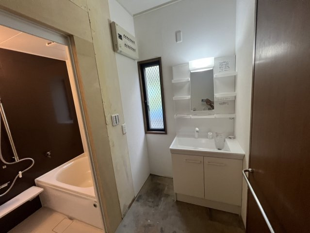 清滝中町中古戸建の独立洗面台|朝の身支度には欠かせない独立洗面化粧台