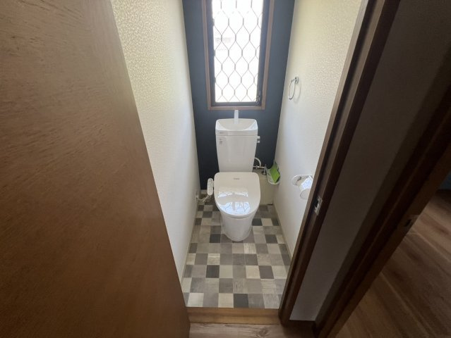 清滝中町中古戸建のトイレ|2階の清潔感のあるトイレです