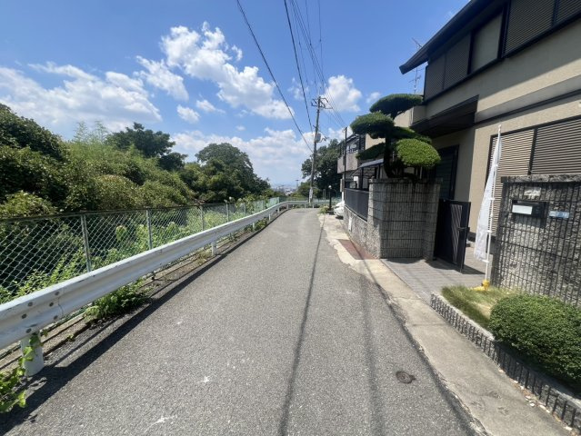 清滝中町中古戸建の前面道路含む現地写真|前面道路含む現地写真です