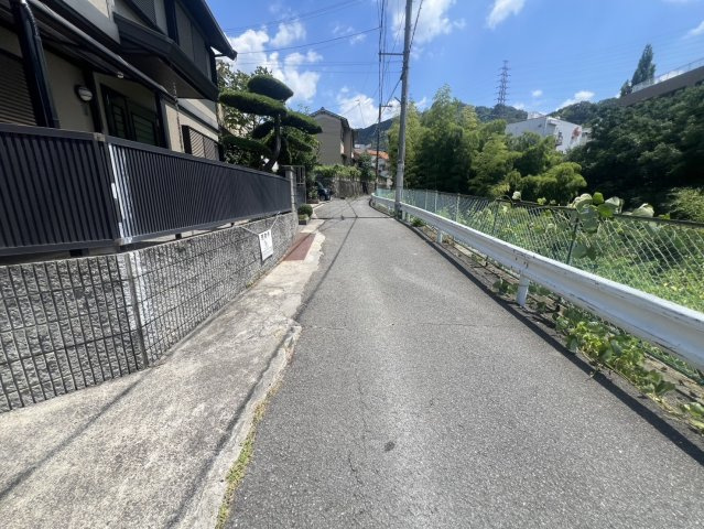 清滝中町中古戸建の前面道路含む現地写真|前面道路含む現地写真です