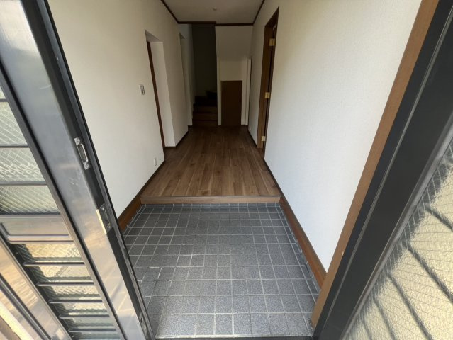 清滝中町中古戸建の玄関|シンプルで使いやすい玄関です