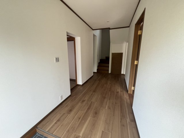 清滝中町中古戸建の内装|１階ホール部分です右手がリビング左手が和室になります。