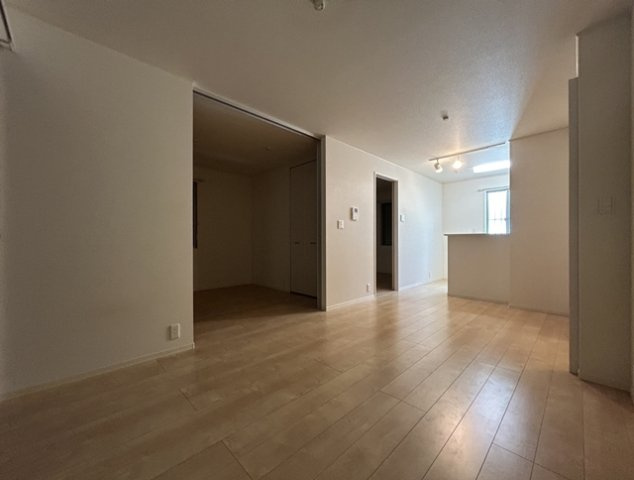 伊勢崎市田部井町２丁目のアパートの居間・リビング