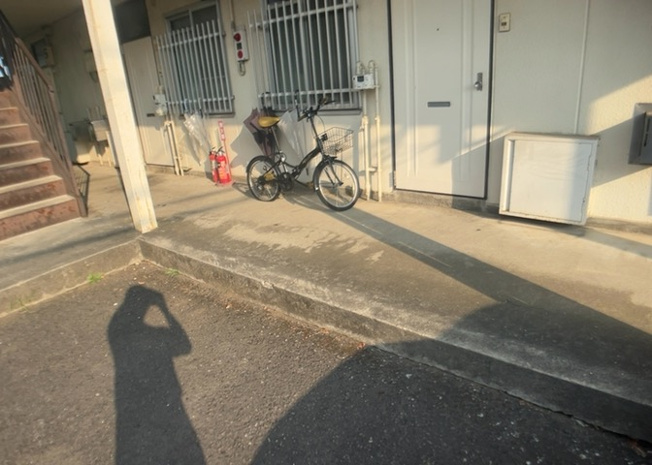 【内装】 | ハイムＡ | 玄関ポーチにおいて最も重視すべきと言っても良いのが広さです。適切な広さの玄関ポーチでないと外見的なバランスは崩れてしまいますし、何より使いにくくなってしまいますので、現地で実際に下見をしてみましょう！
