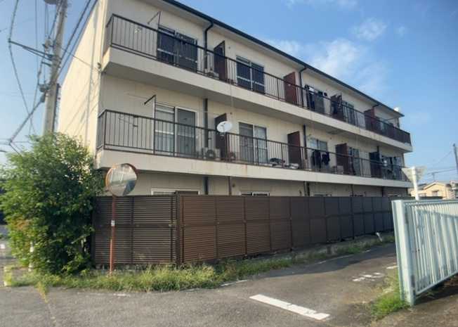 【外観】 | ハイムＡ | 隣家の土地はどうなっているのか、生活利便施設が近くにあるのか、学校まで近いかなど、お客様のライフスタイルにあわせたイメージが重要です。また、近くにあると困る施設が近くにないかも確認するといいでしょう。