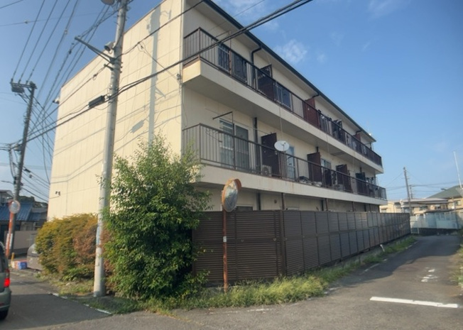 【外観】 | ハイムＡ | 南側道路の場合は長い時間光を入れ込むことができるため、庭やリビングを道路側に持ってくることが多く土地価格も高い傾向にあります。一方北側道路だとリビングや庭が南側になりプライバシーを守ることができます。