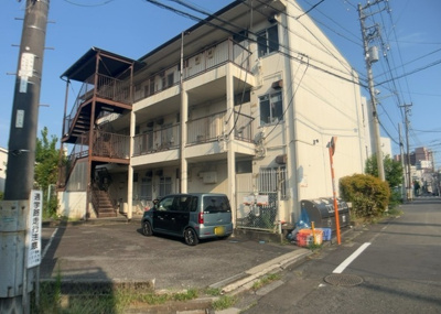 【外観】 | ハイムＡ | 東側道路の場合は居室を南向きに設計しやすいため、朝日が入りやすいというメリットがあります。一方、西側道路も東側同様に居室を南向きに設計しやすいのですが、住宅地だと朝日が入りにくいという弱点があります。