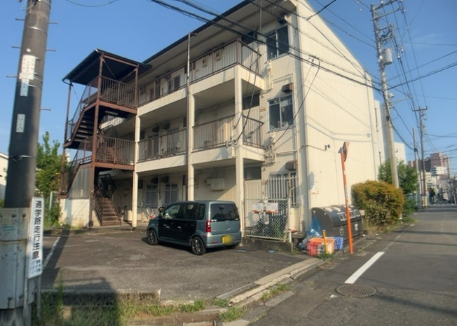 【外観】 | ハイムＡ | 東側道路の場合は居室を南向きに設計しやすいため、朝日が入りやすいというメリットがあります。一方、西側道路も東側同様に居室を南向きに設計しやすいのですが、住宅地だと朝日が入りにくいという弱点があります。