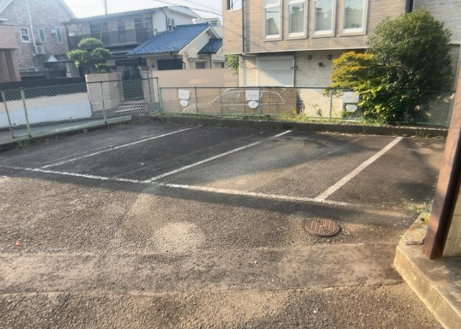 【駐車場】 | ハイムＡ | 車一台あたりに必要なスペースは、標準サイズの普通自動車で横幅2m50cm、長さ5mは必要になります。ただし、乗降のことも考慮して横幅3m30cm、長さ5m50cmほどは確保できるところを選びましょう。