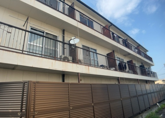 【バルコニー】 | ハイムＡ | バルコニーは、建物内から室外へ楽に出入りできる便利なスペースです。また、バルコニーには手すりを付けることが義務付けられており、手すりの高さは110cm以上で施工することが建築基準法で定められています。