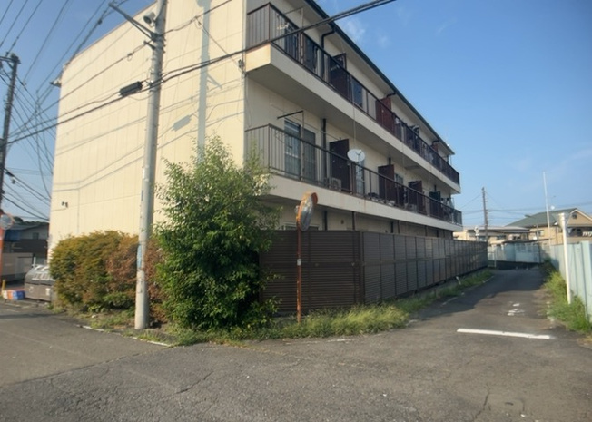 【外観】 | ハイムＡ | 道幅が広い場所は日当たりや風通が良好です。幅が広いのですれ違いも可能ですし大きな車でも駐車可能！一方で、大型車が通ることも多くなるため交通量の増加により騒音に繋がります。また土地の値段が高くなります。