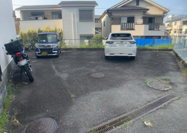 【駐車場】 | ハイムＡ | 駐車場と明記されていても、最小スペースでつくられた駐車場だと大型車は駐車できなかったり、出入りしにくくなったりする可能性があります。お車のサイズと購入したい物件の駐車場のサイズを現地で確認しましょう。
