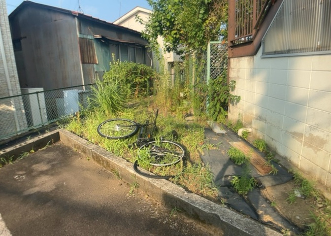 【外観】 | ハイムＡ | 庭があることでガーデニングや家庭菜園はもちろん、こどもの遊び場やペットを放して遊ぶことができます。また、家の周囲に余裕があるということです。隣地との間があれば、十分な日当たりと、風通しが確保できます。