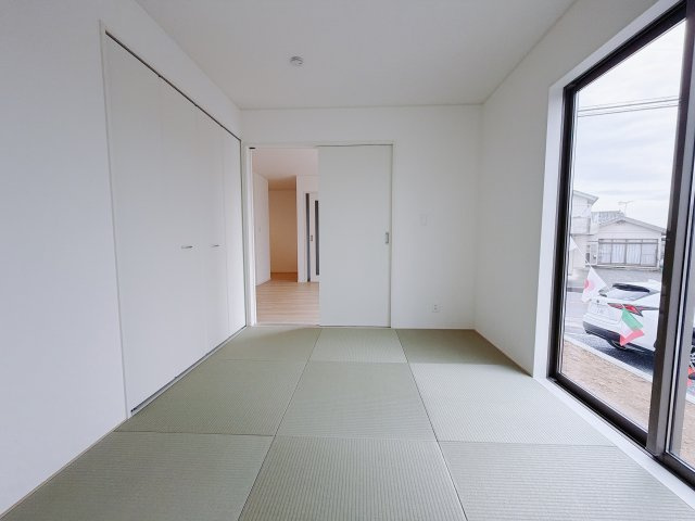 【新築戸建】前橋市河原浜町第3の和室|扉付きの和室なのでプライベートな空間にもなります。ご両親がお泊りになっても、ぬくもりを感じられる和室でゆっくりとお寛ぎいただけます♪