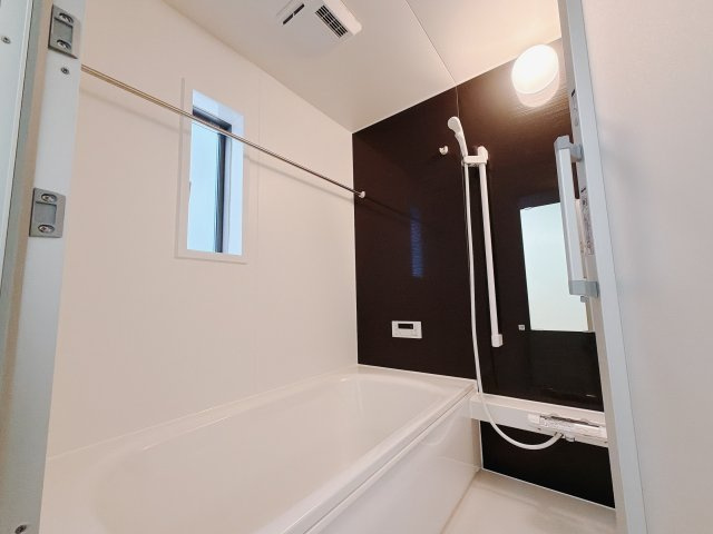 【新築戸建】前橋市河原浜町第3の浴室|清潔感あふれる浴室には、カビを防ぎ雨の日でも洗濯物を乾かせられる浴室暖房乾燥機を標準装備しております♪毎日のお手入れが楽になります。