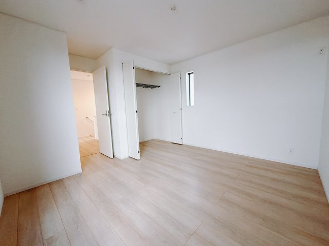 【新築戸建】前橋市河原浜町第3の洋室|「今日も一日お疲れ様」とご夫婦でゆったりくつろげる寝室。毎日の家事やお仕事に疲れた日はフカフカのベットで癒されてください。テレビや本棚をおいても快適な広さなのが自慢のお部屋です♪