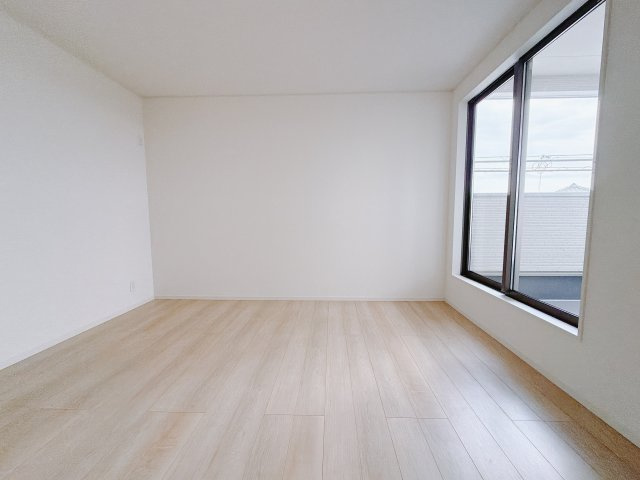 【新築戸建】前橋市河原浜町第3の洋室|広い寝室ならインテリアも自由自在にお楽しみいただけます♪お外から帰ってきた後は寝室でゆっくり自分の時間をお過ごしください。