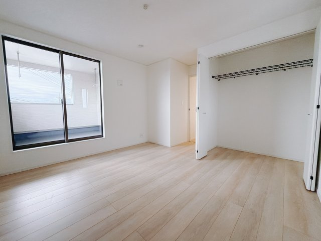 【新築戸建】前橋市河原浜町第3の洋室|ダブルベッドを置いても充分な広さを2Ｆのお部屋に設けております。お子様と家族みんなで寝るのも夢じゃありません♪窓からは光が差し込むので日中でも明るいお部屋です。