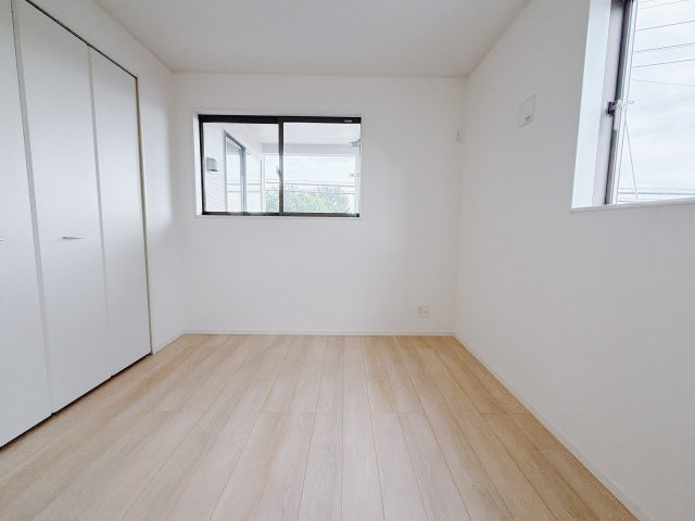 【新築戸建】前橋市河原浜町第3の洋室|お子様にとって初めての「自分だけのお部屋」。どんなお部屋にするのか楽しみになりますね♪こちらのお部屋は洋室になっているので、もし汚してしまっても簡単にお掃除できるので助かります。