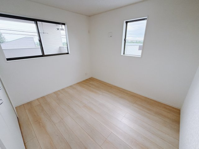 【新築戸建】前橋市河原浜町第3の洋室|広い寝室ならインテリアも自由自在にお楽しみいただけます♪お外から帰ってきた後は寝室でゆっくり自分の時間をお過ごしください。