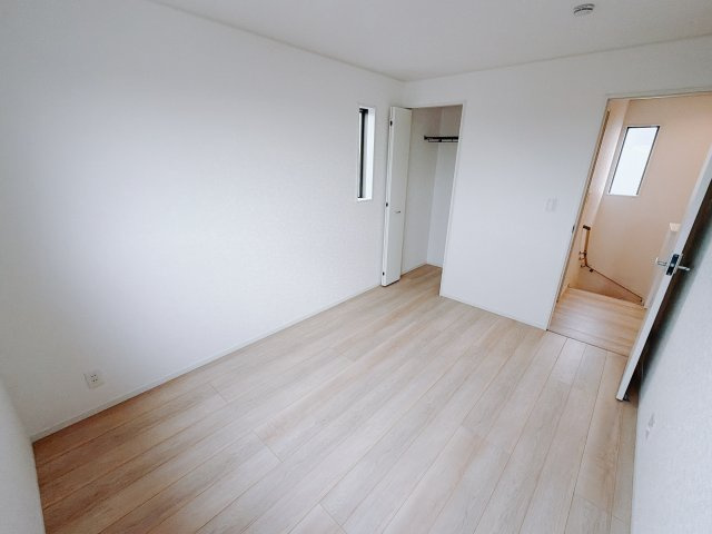 【新築戸建】前橋市河原浜町第3の洋室|ママ友が来ても子供達には子供部屋で遊んでいてもらうことができます。ママ達はリビングで楽しくおしゃべりに華を咲かせながら気兼ねなく盛り上がれます♪