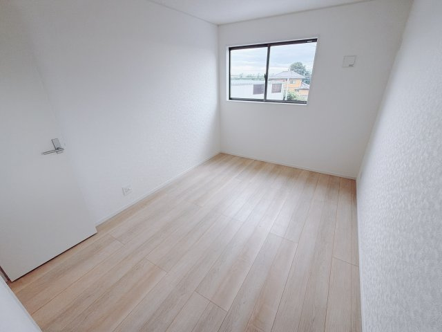 【新築戸建】前橋市河原浜町第3の洋室|「今日も一日お疲れ様」とご夫婦でゆったりくつろげる寝室。毎日の家事やお仕事に疲れた日はフカフカのベットで癒されてください。テレビや本棚をおいても快適な広さなのが自慢のお部屋です♪