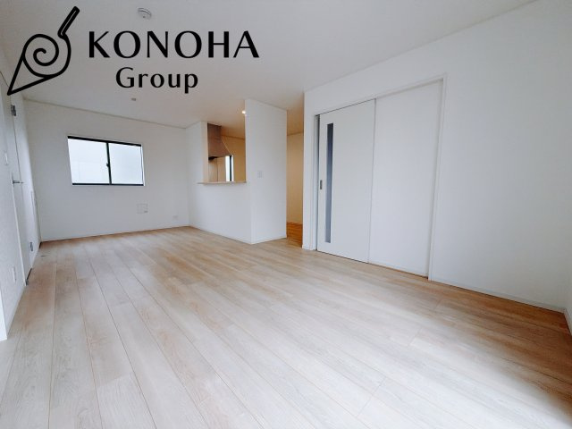 【新築戸建】前橋市河原浜町第3の居間・リビング|これから長く住むお家のリビングには毎日気持ちのいい日差しが差し込みます。ポカポカ日向ぼっこをしながらお昼寝をするのもいいですね♪明るいリビングに気分も晴れやかに♪