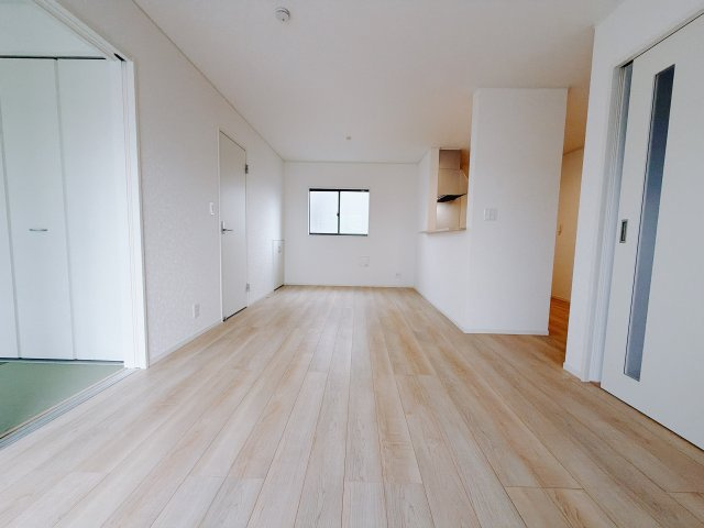 【新築戸建】前橋市河原浜町第3の居間・リビング|これから長く住むお家のリビングには毎日気持ちのいい日差しが差し込みます。ポカポカ日向ぼっこをしながらお昼寝をするのもいいですね♪明るいリビングに気分も晴れやかに♪